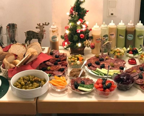 Foodsharing Festessen: Lebensmittel werden zu einem Buffet verarbeitet, statt in der Tonne zu landen